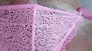 Transvesthemd in rosa streifen wichst und kommt