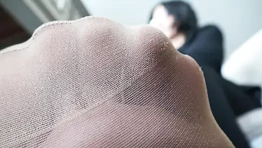 Diabaikan di kaki bosku pakai stoking nilon!