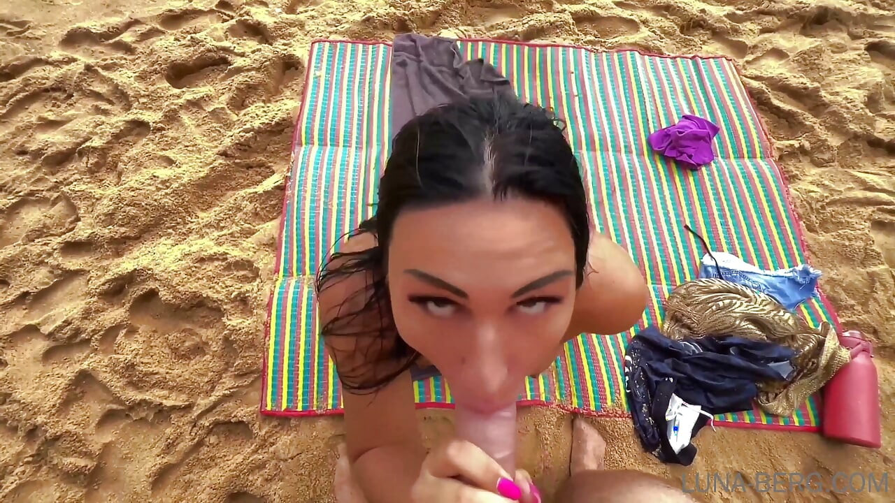 Secret Moment on the Beach Stranger Peeks and Gets His Chance