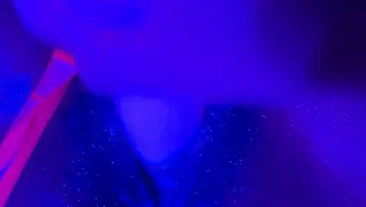 Zenci tanrıça sızdırıyor: neon tanga ve dildo fışkırtıyor