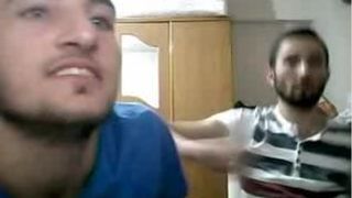 Des mecs hétérosexuels montrent leurs pieds devant la webcam