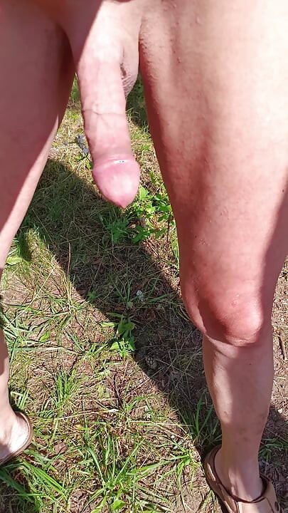 自然の中でのもう一つの一日。裸で歩き回ってオナニーをします。