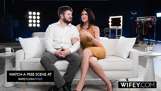 Evli kadın kocası azgın karısı Sienna Rae'nin önünde çifte sikilirken izliyor