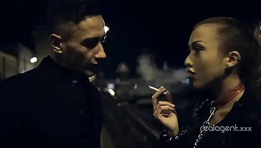 Шлюшка сосет длинный член ночью и покрывает ее лицо спермой