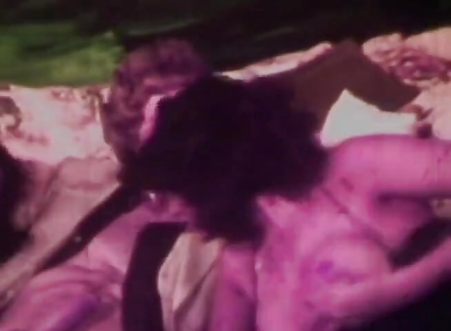 Vintage deusa de cabelos escuros clássico em grupo retrô deboche
