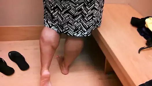 Big calves on a try on dress