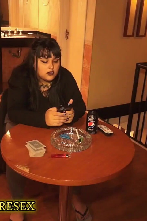 En iyi arkadaşımla kıyafetler için numara oynuyorum ve işler baharatlı oluyor