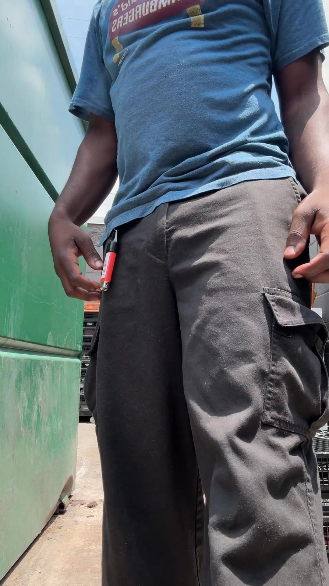 在工作时，当我在垃圾箱后面变得非常时，试图不被抓住