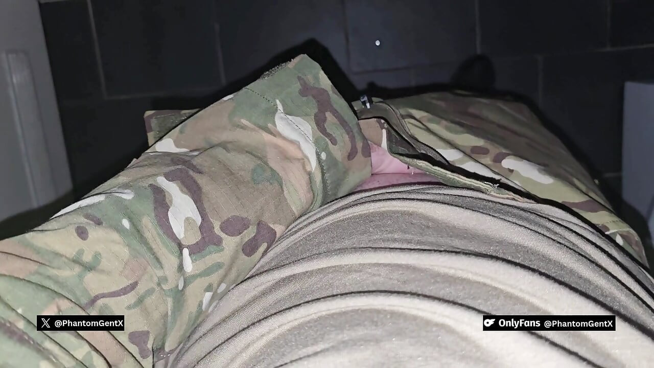 Phantomgentx - soldado cachondo en uniforme completo se masturba en secreto y se corre en el baño