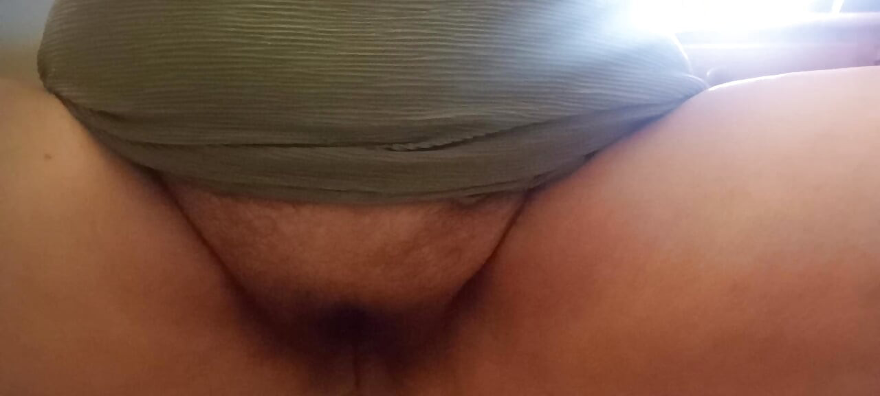 Mature German BBW plays with her hairy fat cunt