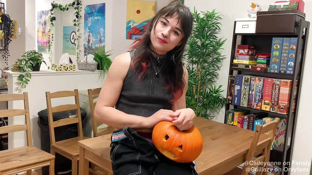 Trans-mädchen fickt einen kürbis