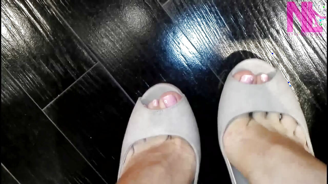 Compras e experimentando novos sapatos sensuais