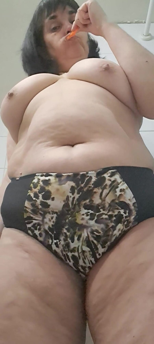 Looking to Put Fingers in Wet Vagina