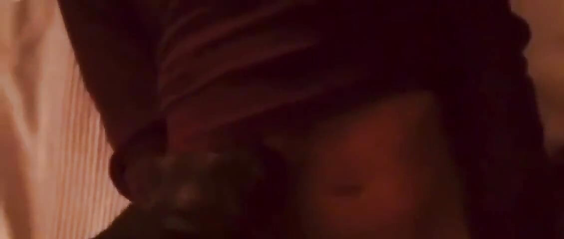 Evli kadın sert yarakla mastürbasyon yapıyor