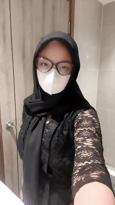 Chica sexy con hijab de kebaya blanca jugando en el váter hasta que se eyacule