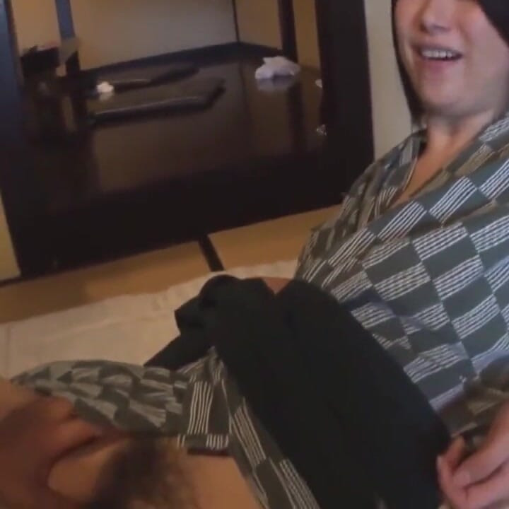 Gadis Jepang menikmati kontol Asia yang besar dan solid