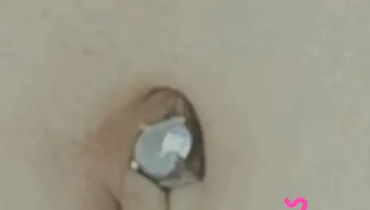 Göbek piercingli dil yalama