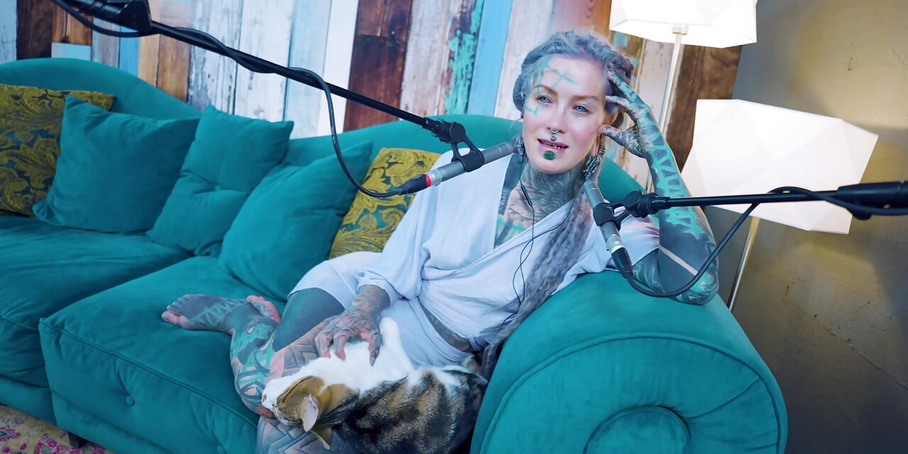 Jeg taler om E - Empati - ASMR podcast SFW taler goth tynd pige dreadlocks tatovering model blæk pige