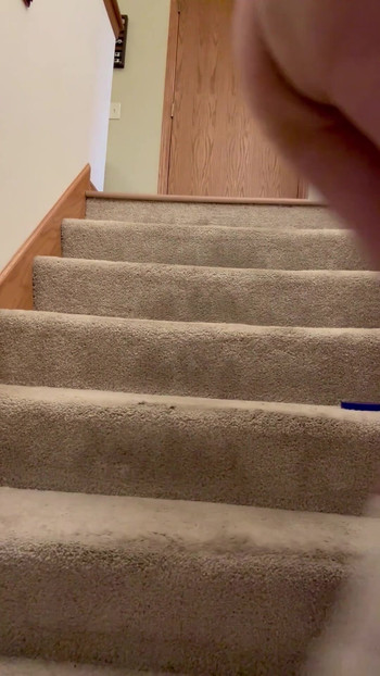 Döbbenetes pillanat a "Stoking and dildó on the stairs" című filmből