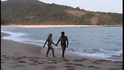 Ateşli İspanyol sarışın plajda götünü siktiriyor ve yüzüne boşaltıyor