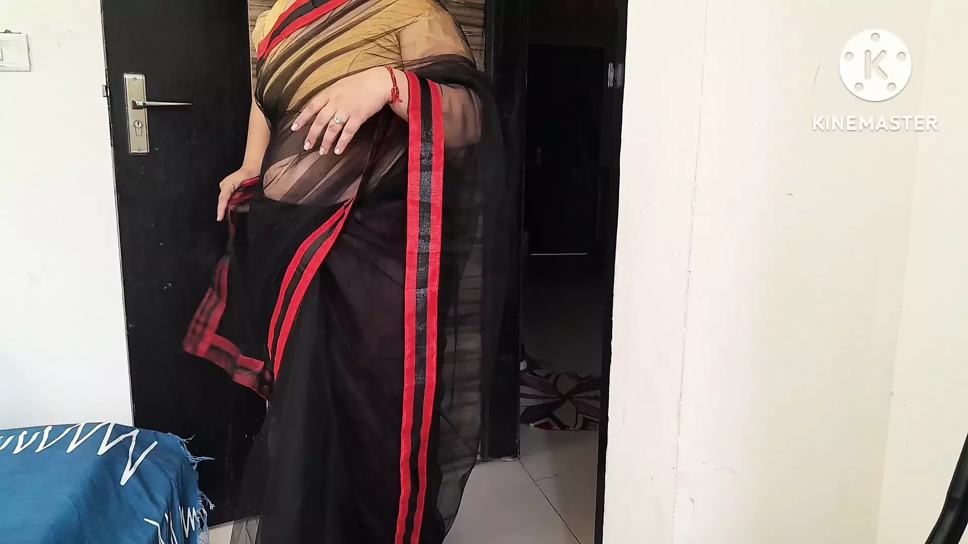 देसी गांव की काली सुंदरी अपने ही सौतेले भाई को चोदती है (हिंदी ऑडियो)