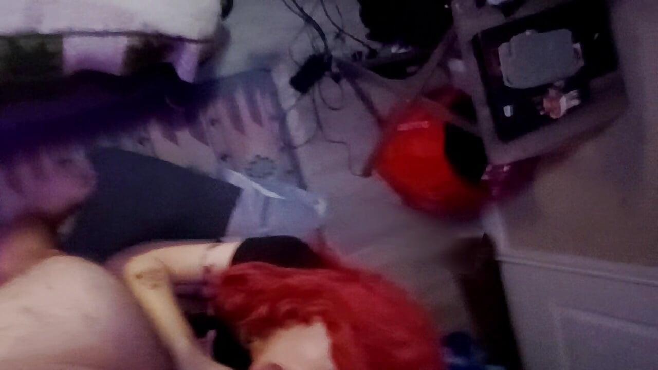 Minyon kızıl saçlı gotik kız aynanın önünde emiyor ve sonra sert sikiliyor