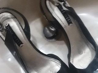 Sikanie na seksowne znoszone buty z odkrytymi palcami macochy