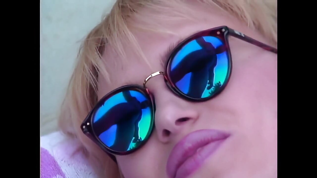 Sex anal intens pentru o blondă atrăgătoare în aer liber