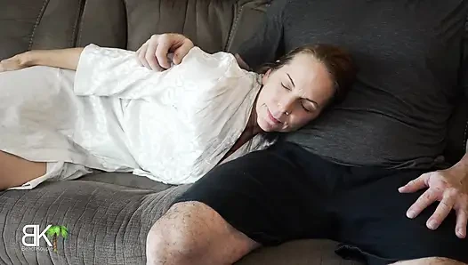 Anne ve üvey oğlu kanepeyi paylaşıyor! Aitsf230407