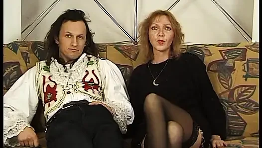 Schöne reife dame bläst und reitet harten schwanz beim casting