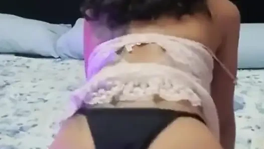 Cewek semok latina lagi asik masturbasi di ranjang temannya sendiri