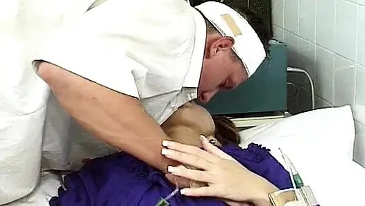 Fransız bayan çetesi doktorlar tarafından sikiliyor
