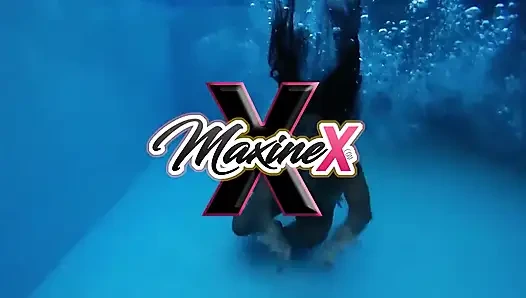 Asyalı orta yaşlı seksi kadın maxine x kovada fışkırtıyor!