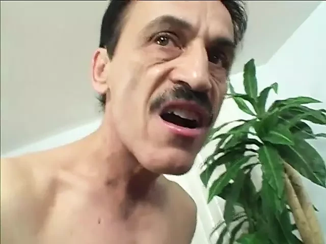 Seksi Asyalı genç kız iki azgın adamla sikişiyor