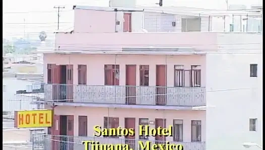 Латина-шлюха с маленькой грудью принимает большой член