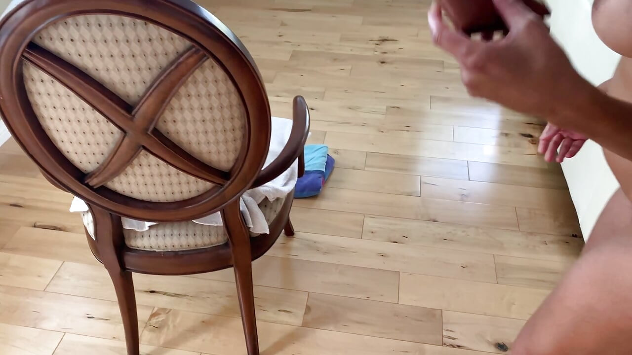 Yarak düşkünü evli kadın ezik kocasına bunu ödetiyor