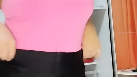 Aku lagi asik muasin pantat dan memek sempitku pakai rok mini ini