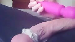 Mellissa dokucza swojej seksownej małej łechtaczki swoim nowym wibratorem