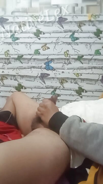 통통한 친구의 큰 자지에 놀랐을 때.