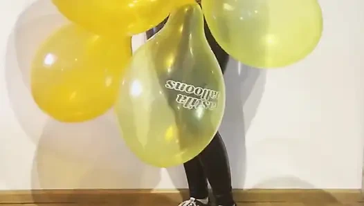 Looner mädchen knallt 4 Ballons in süßem outfit und Kitty Latexmaske