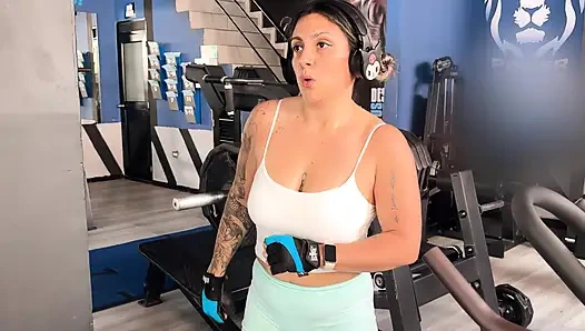 Kolumbianische MILF gibt ihrem partner oralsex, nachdem sie aus dem fitnessstudio gekommen ist