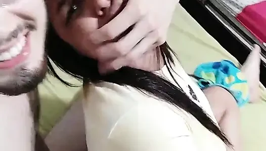 New York Abd'li 18 yaşındaki esmer büyük sarkık memeler üvey erkek kardeşinin büyük yarağını iyi adamla sikiyor