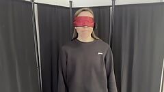 O desafio da roupa de olhos vendados