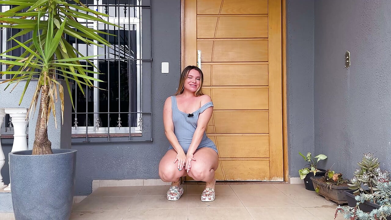 PROBÁNDOSE VESTIDOS TRAVIESOS