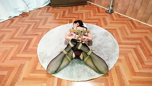 Erkek arkadaşının evinde bağlanır ve bir şey olur