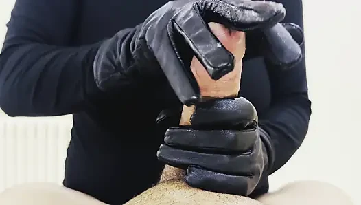 солома в перчатках
