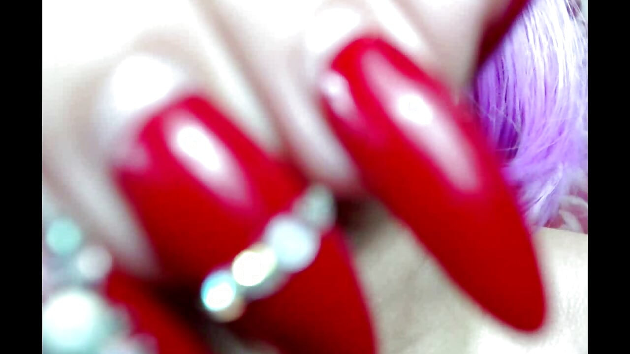Sehr nahaufnahmes von der muschi einer reifen schlampe mit lila haaren und anderen teilen ihres versauten körpers ...))