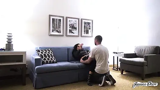 Джеймс Дин дает Gia Dimarco на праздник траха на дому, который она жаждет