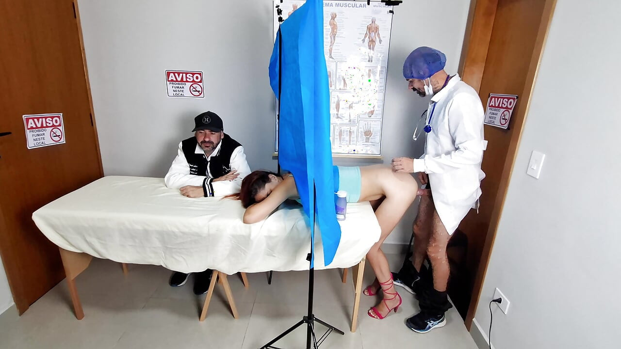 산부인과 의사에게 남편 옆에 있는 의사에게 후장을 보여주는 마누라