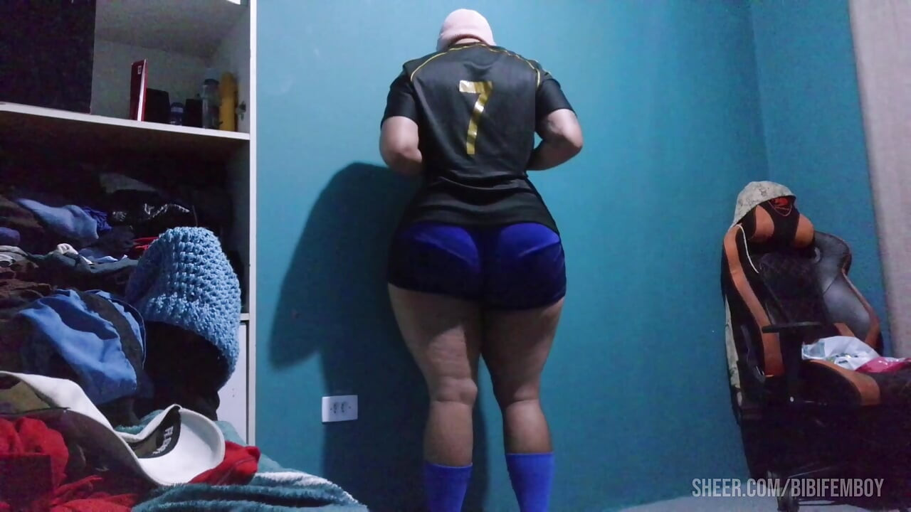 A curvy tranny with a big ass and a feminine body.
